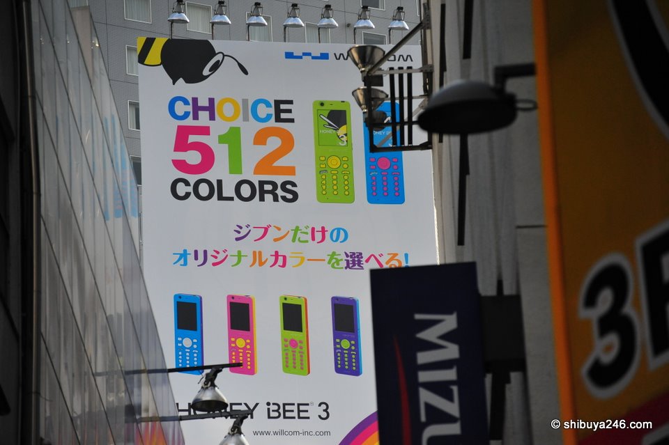 A closer look at the Willcom campaign for mobile phones. Your choice of 512 color combinations