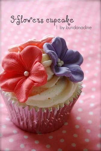 3-flowers cupcake