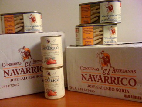 Recibiendo lotes de espárragos y pimientos del piquillo de El Navarrico, gentileza Reyno Gourmet