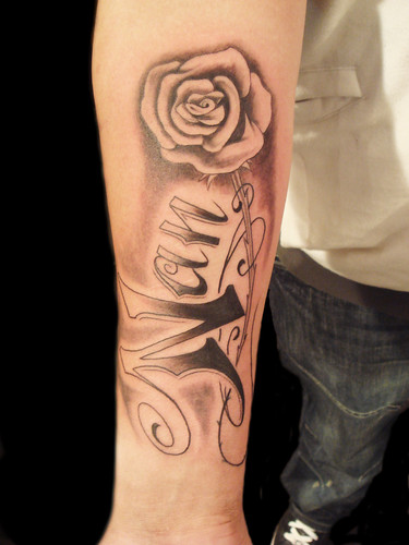 Nan memorial tattoo whit a rose 
