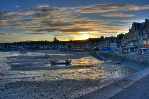Cancale harbour at sunset. Photo: Paolo Piccoli