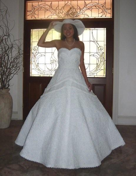 un vestido de novia hecho enteramente de papel higienico reciclado