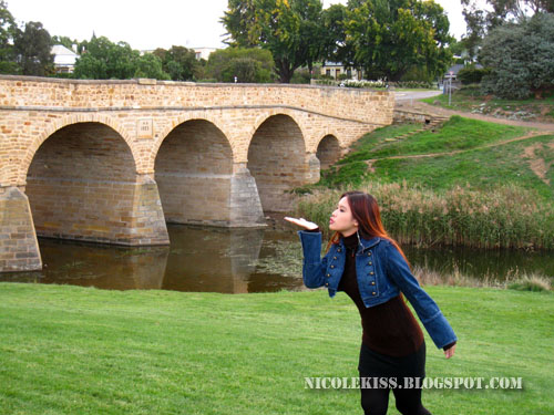kissing oldest bridge