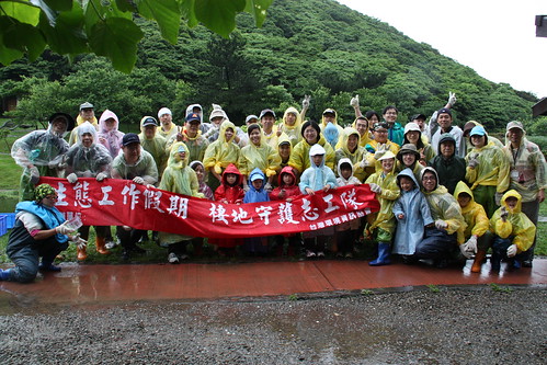 NTT企業志工參與生態工作假期，不畏風雨用熱情進行棲地守護工作。