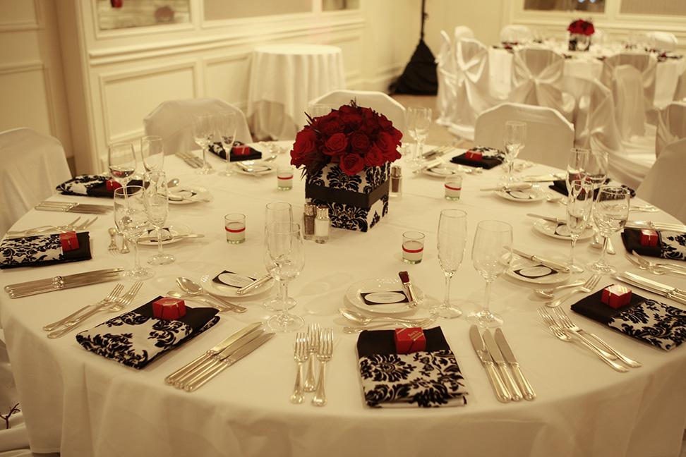 I heart the damask Flowers on Mars provided the chic centerpieces and the
