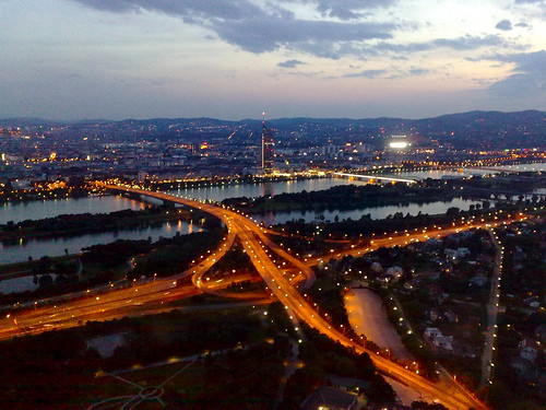 Blick über Wien in der Dämmerung vom Donauturm aus