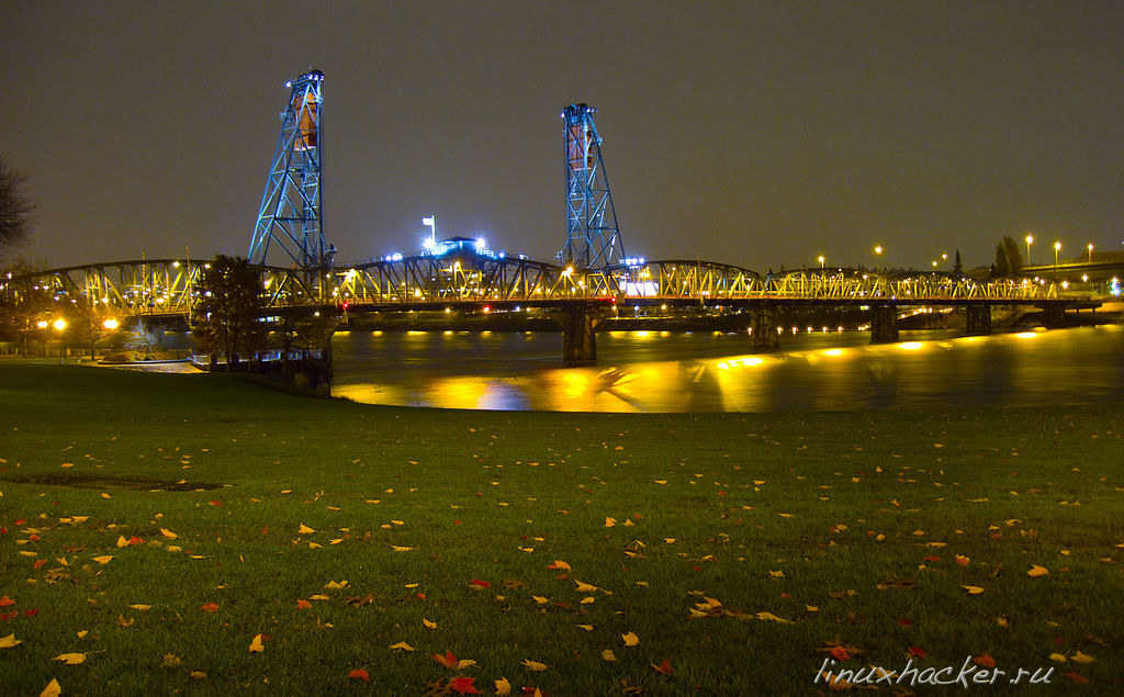 : Hawthorn bridge at night