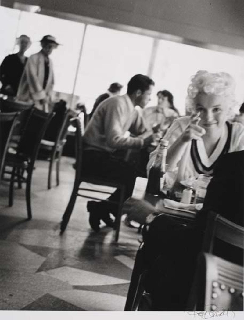 Marilyn Monroe in Cafe