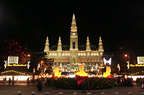the largest Christmas market in Vienna