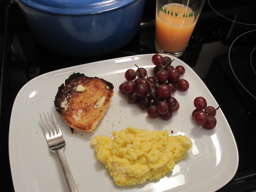 Toast, scambled eggs, grapes and juice at home