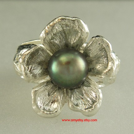Birdhouse silver ring black pearl