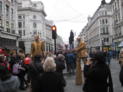 Gold stilt walkers on pedestrianized Regent Street 2569