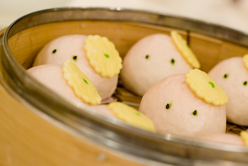 香滑奶皇包 Steamed soft bun filled with cream custard.