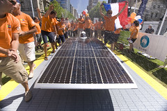 Nuon Solar Team komt aan op Victoria Square. Een loper in de vorm van een racebaan komt uit bij de beroemde fontein. 
