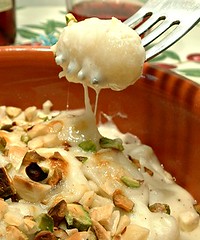 gnocchi in fonduta pepata all'Asiago con granella di nocciole e pistacchi_