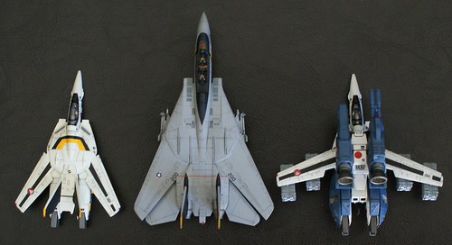 1/144 VF-1 with its cousin the F-14