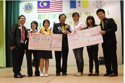 Donation of RM 1000 during Joint Installation 2009