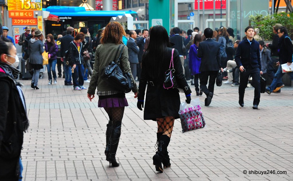 Some more great boot fashion and black stockings. Standard fashion accessories in Shibuya at this time of year.
