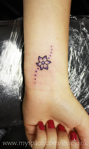 tiny little flower tattoo wwwmyspacecom eviesink