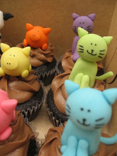 Fondant Pigs & Cats on Cupcakes