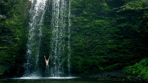  フリー画像| 人物写真| 一般ポートレイト| 跳ぶ/ジャンプ| 滝の風景| 緑色/グリーン|      フリー素材| 