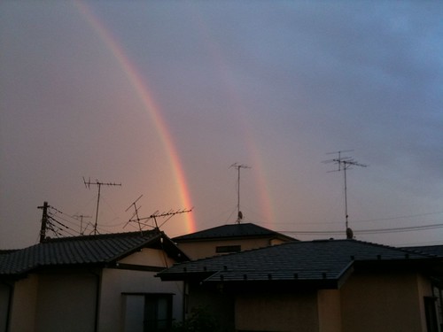 虹が二本出ている