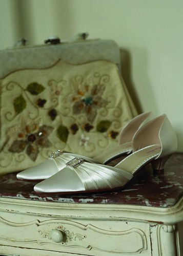Design of low-heeled wedding shoes.