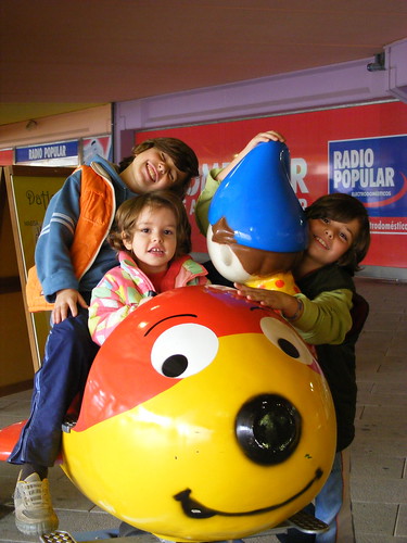 A day out with three smiling kids.... (by Loca....)
