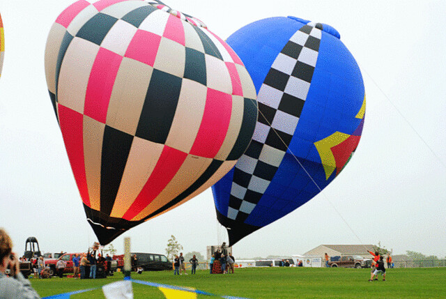 2-hot-air-balloons