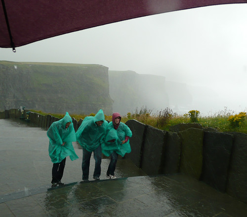 Cliffs of Moher mit grünen Männchen im Regen