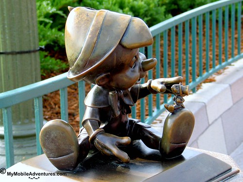 IMG_0064-WDW-MK-Pinocchio-Jiminy-Cricket-bronze