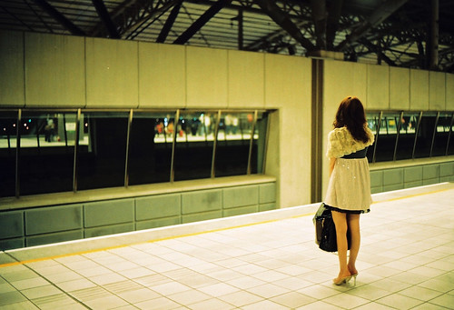 フリー画像|人物写真|女性ポートレイト|アジア女性|後ろ姿|駅/プラットホーム|フリー素材|