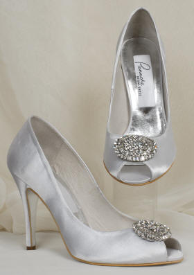 Jeweled brooch on the beautiful wedding shoes.