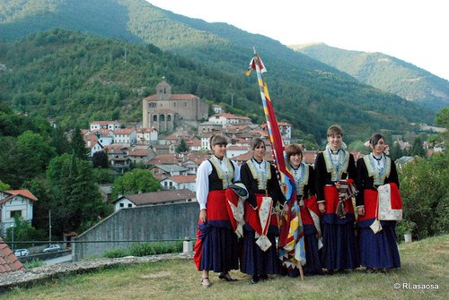 Grupo de jóvenes ataviadas con el traje típico roncalés. Al fondo, el pueblo de Roncal, villa natal de Sebastián Albero.