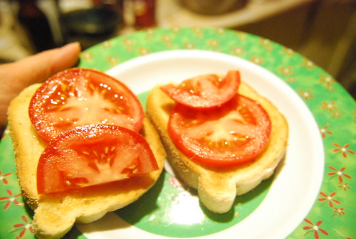 Rye toast with tomato