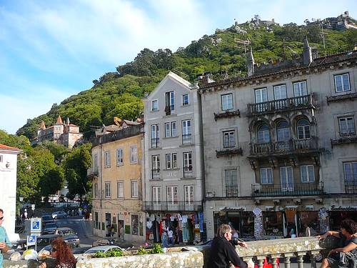 Calle en Sintra. En la cima de la montaña, se distingue el Castelo dos Mouros.