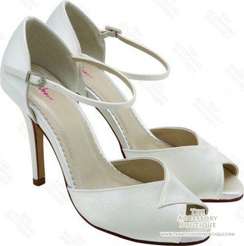Elegant style for wedding shoes.