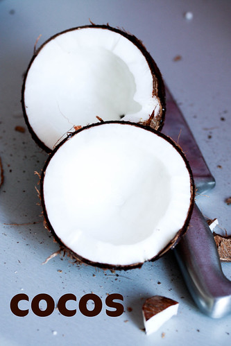 Articole culinare : Invata sa desfaci o nuca de cocos