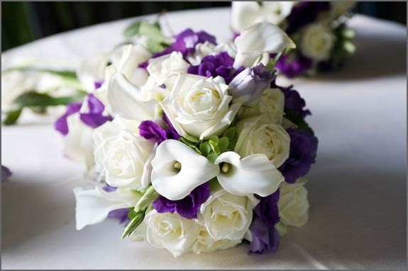 Purple bridal bouquet The ceremony at Villa Rusconi Clerici started with