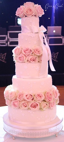 Fresh flower wedding cake by Cotton and Crumbs