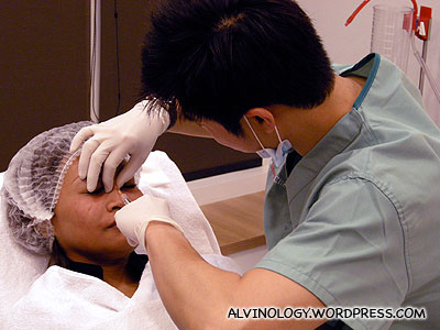 Injecting the filler into the nose bridge (this looks quite painful to me)