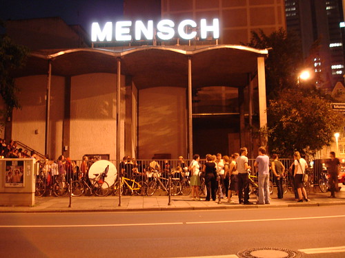 Café Mensch mit gleichnamigem Neonschriftzug in der Weserstrasse. Juli 2005