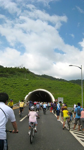 nk@flickr 拍攝的 五股八新公路（台 64）．本公路唯一的隧道。