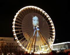 Proiezioni sulla grande ruota panoramica della Place Bellcour in occasione della festa delle luci Lione Francia 2009
