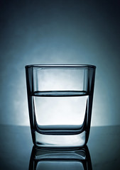 ett glas med vatten