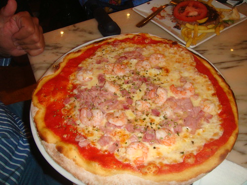 Pizza especial Picasso - tomate, queso, gambas y jamón