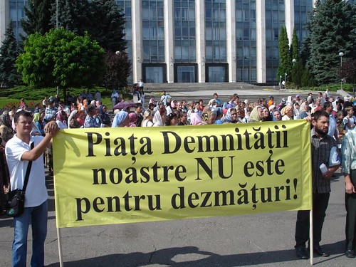 Protestul ortodox, plancarda „Piaţa Demnităţi nu este pentru dezmăţuri!”