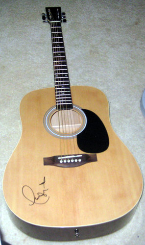 TAYLOR SWIFT autographed Guitar 