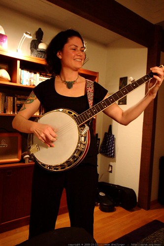rachel playing her banjo - _MG_5939