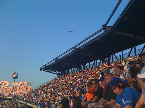 Wouldnt be a Mets game without planes taking off and landing.
